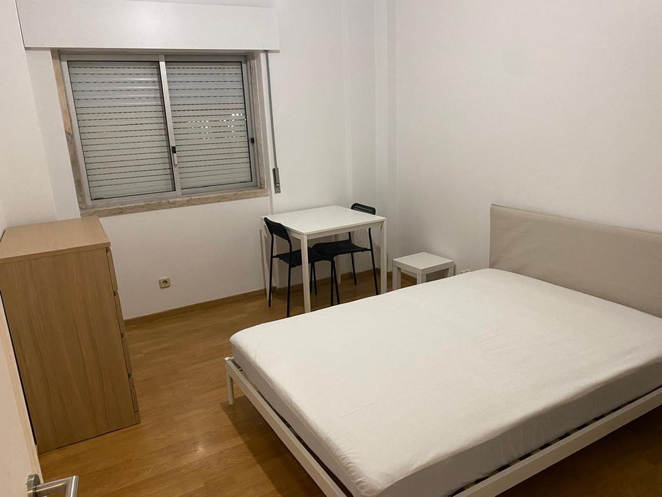 Alugo quarto para casal no centro de Agualva Cacém