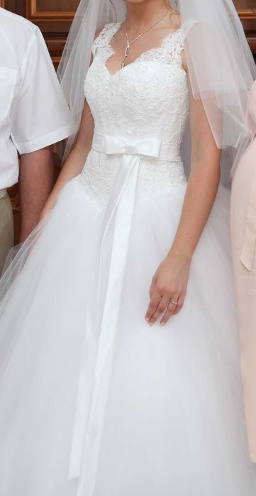 Розкішна весільна сукня