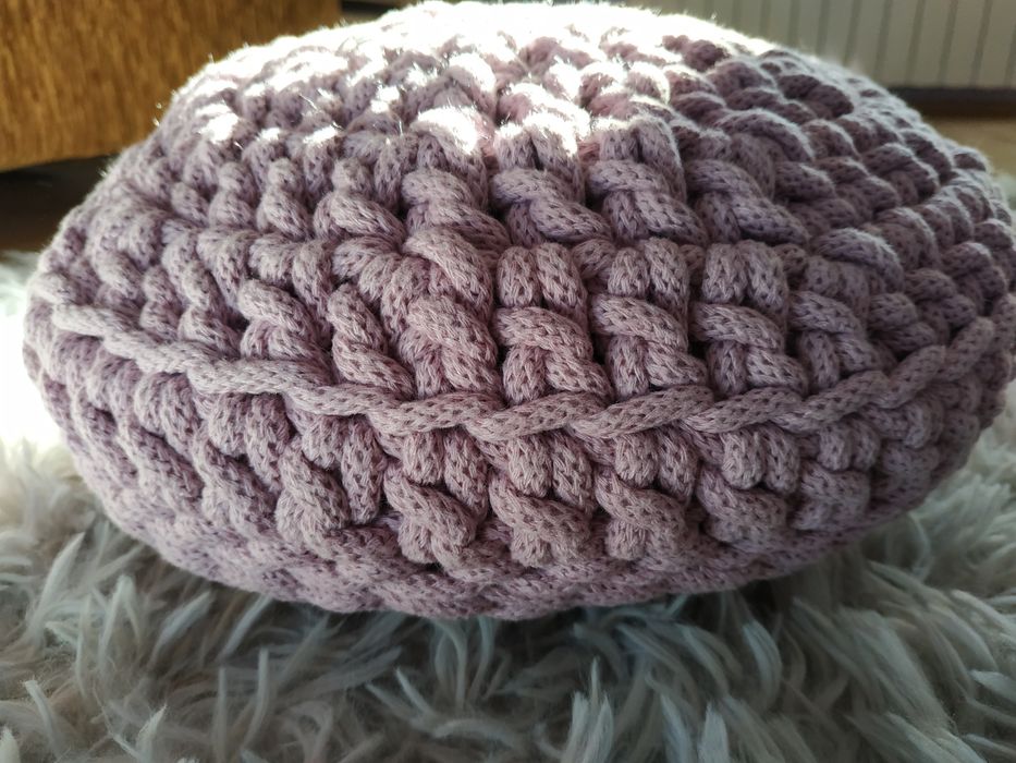 Okrągła torebka na szydełku brudny róż z suwakiem i materiałem