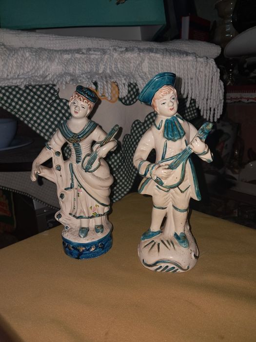 Duas estatuetas de musicos