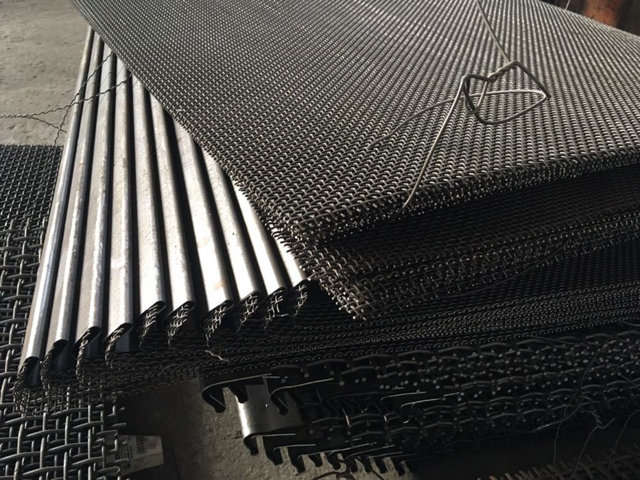 Сито на грохот, сетка рифлёная, канилированная с квадратными ячейками.