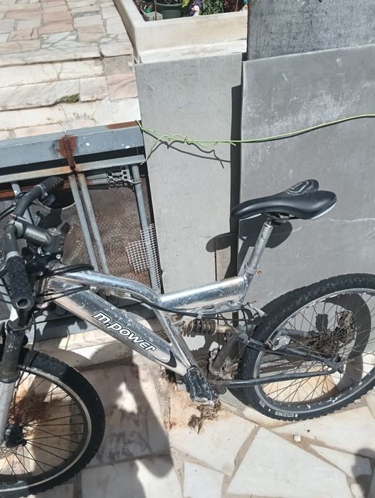 Bicicleta downhill prateada