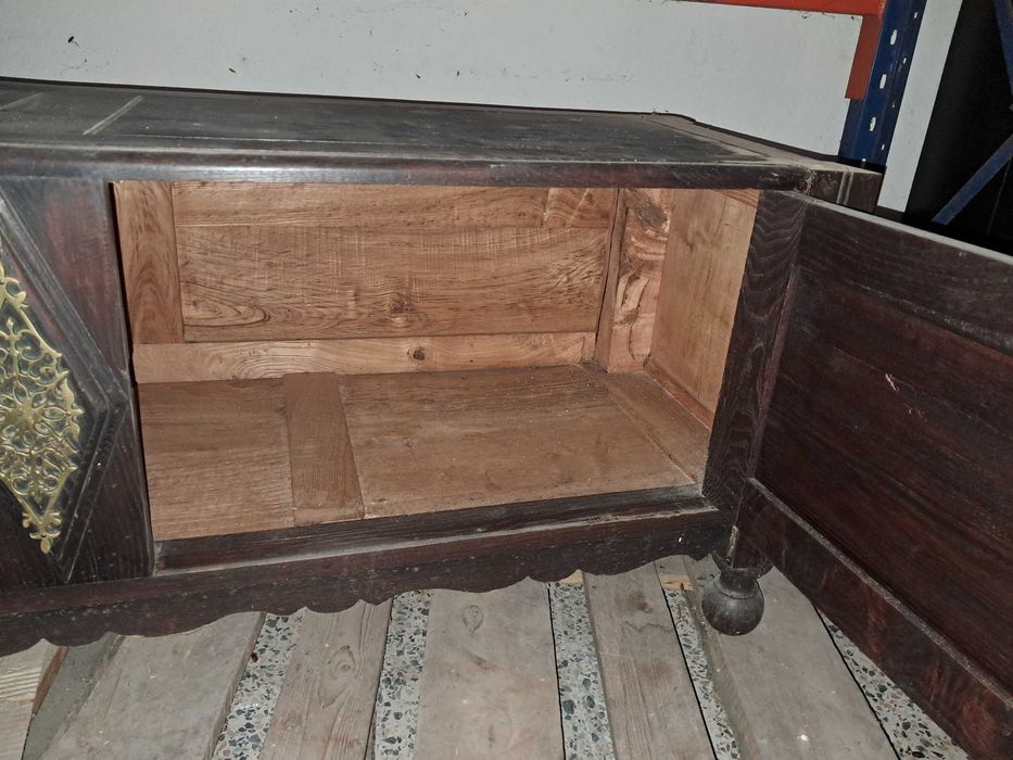 Movel madeira com aplicações de latão