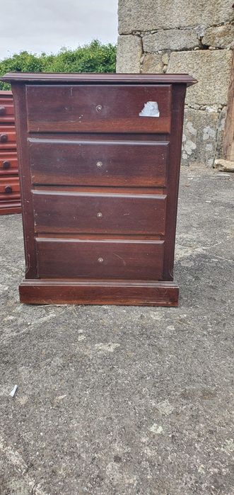 camiseiros,  mesinhas de cabeceira