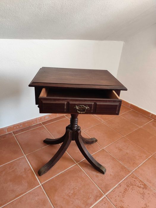 Mesinha de apoio em mogno