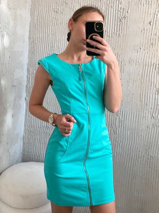 Sukienka ołówkowa zapinana na zamek z poduszkami na ramionach