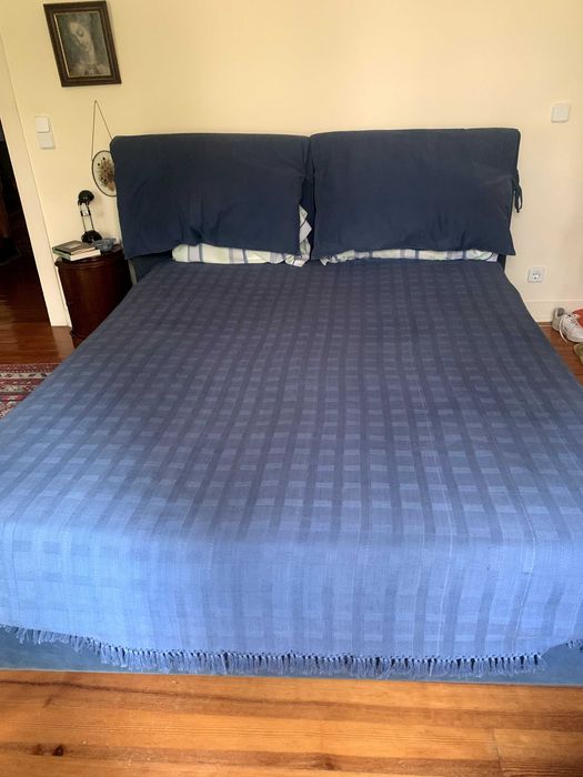 Cama Molteni usada, com colchão Pirelli