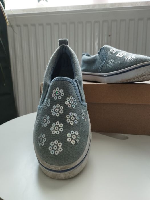 Buty dziewczęce z cekinami