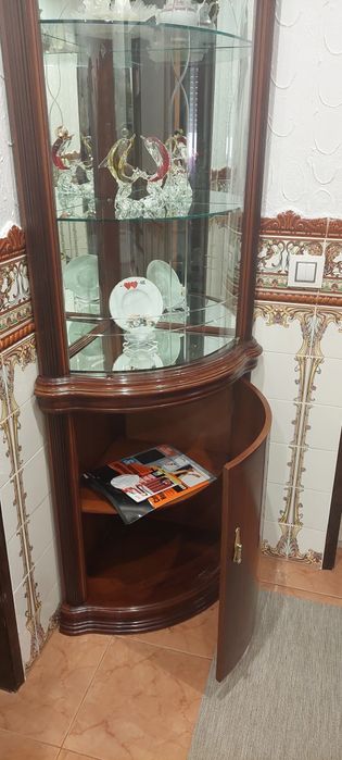 Cristaleira/vitrine de canto em madeira com luz, espelho e arrumação