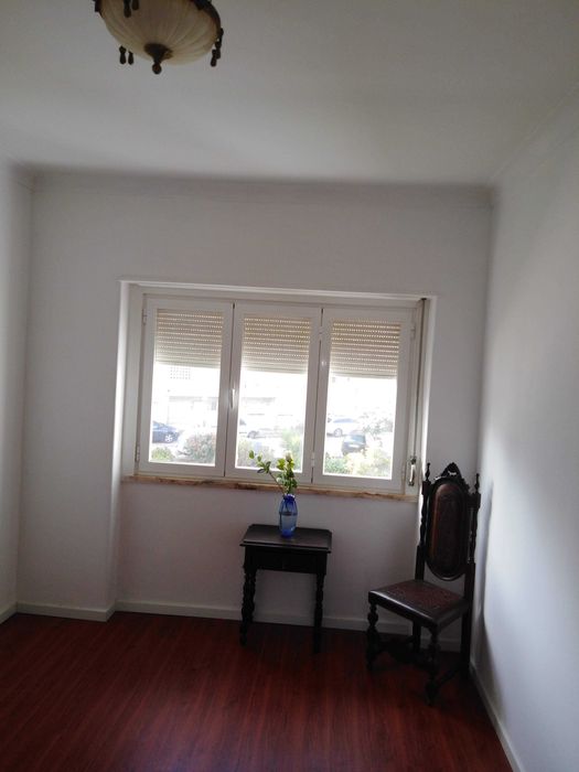 Vende-se T2,Mercês/Sintra,2 minutos da Estação da CP
