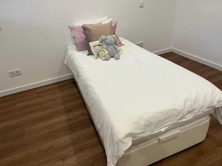 Cama de solteiro do Ikea raridade com báu + Colchão com capa protetora