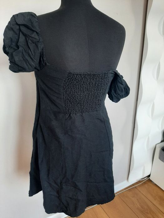 Czarna krótka sukienka z lnem 54% i wiskozą zapinana z przodu na guzik