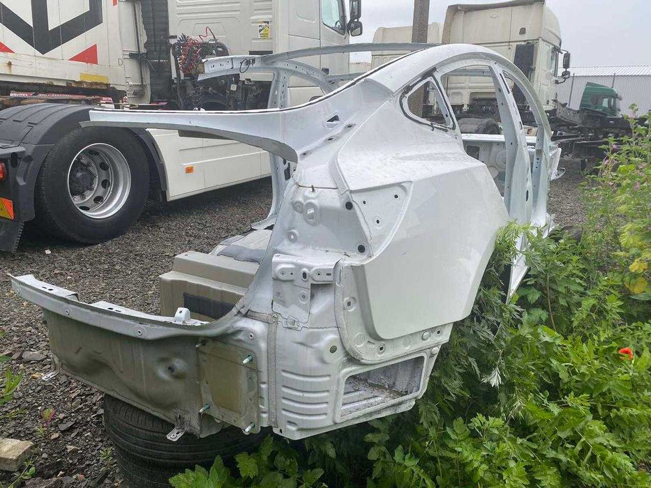 Четверть Tesla Model 3