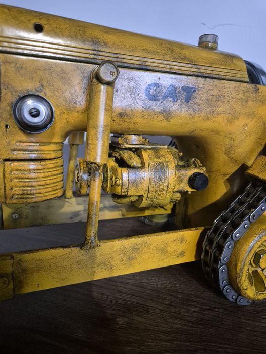 Model byldożera ze starej maszyny do szycia, spychacz, handmade