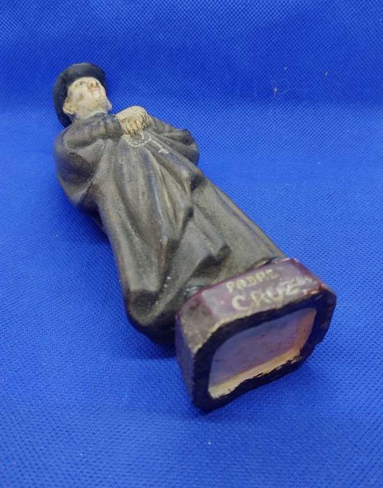 Estatueta em cerâmica Padre Cruz