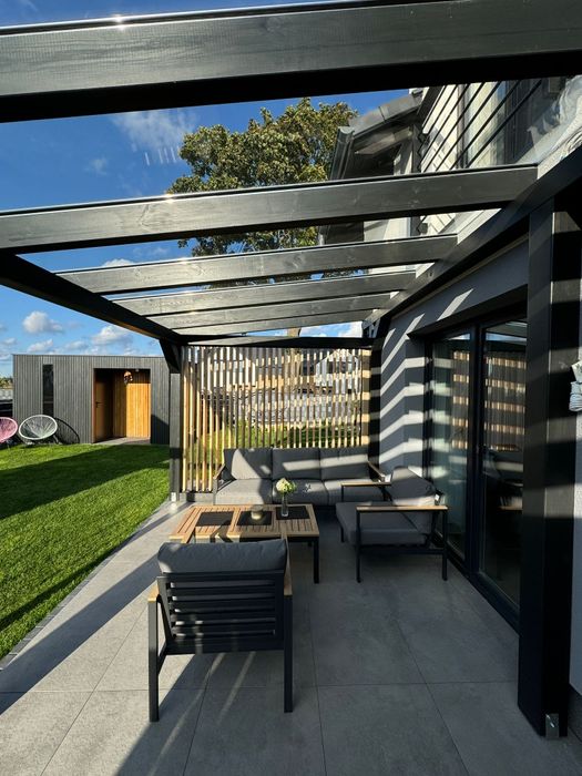 Zabudowa tarasu lamele drewno szkło