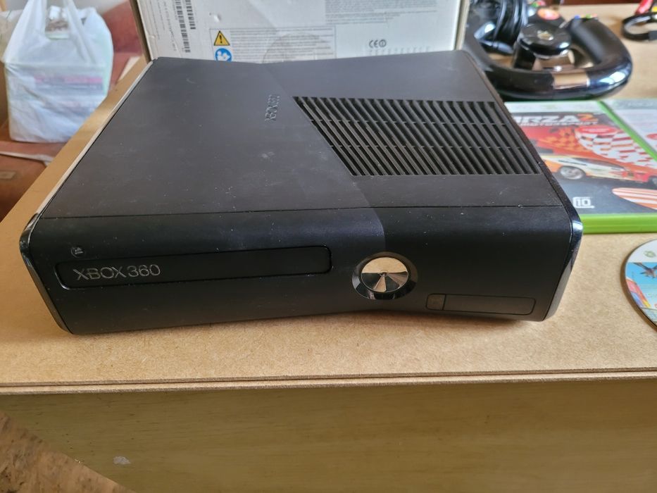 Sprzedam xboxa 360 z 2 padami kierownicą  I grami