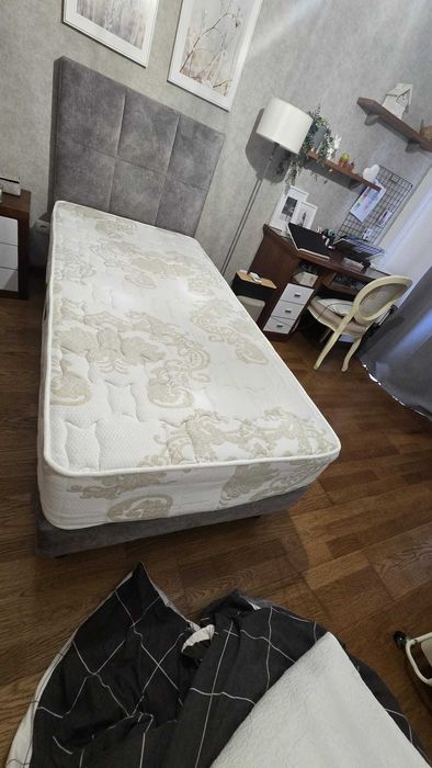Cama moderna com colchão