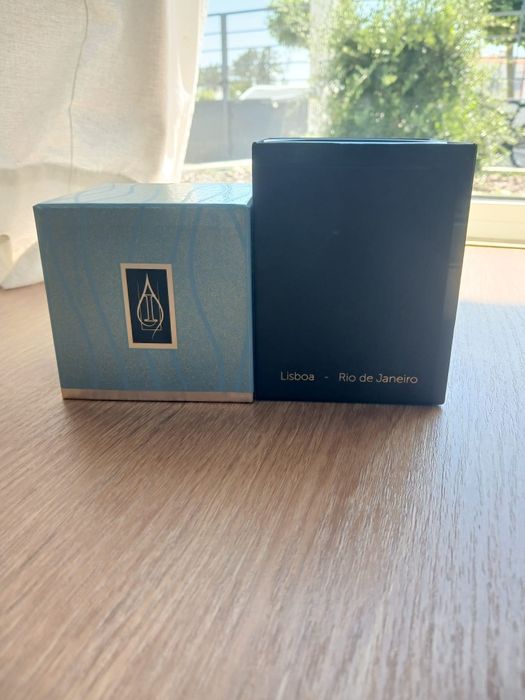 Vela Perfumada Premium "Lisboa – Rio de Janeiro" em Copo de Vidro Trabalhado Azul