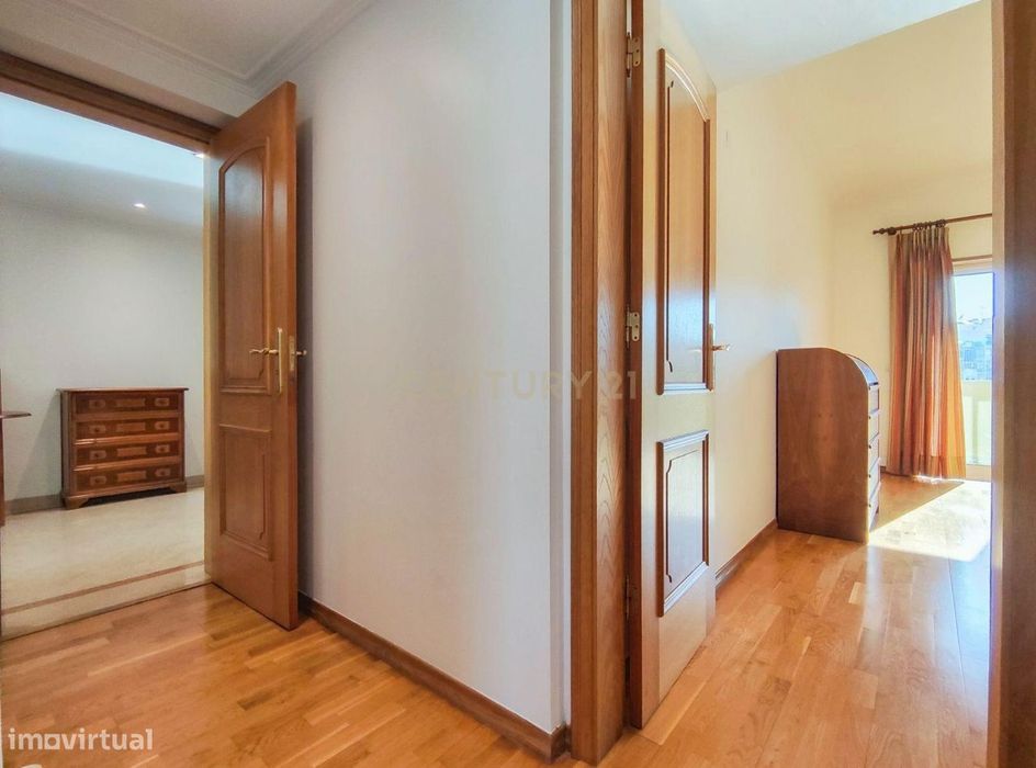 Amplo apartamento de 3 quartos com varandas panorâmicas em Almada, em