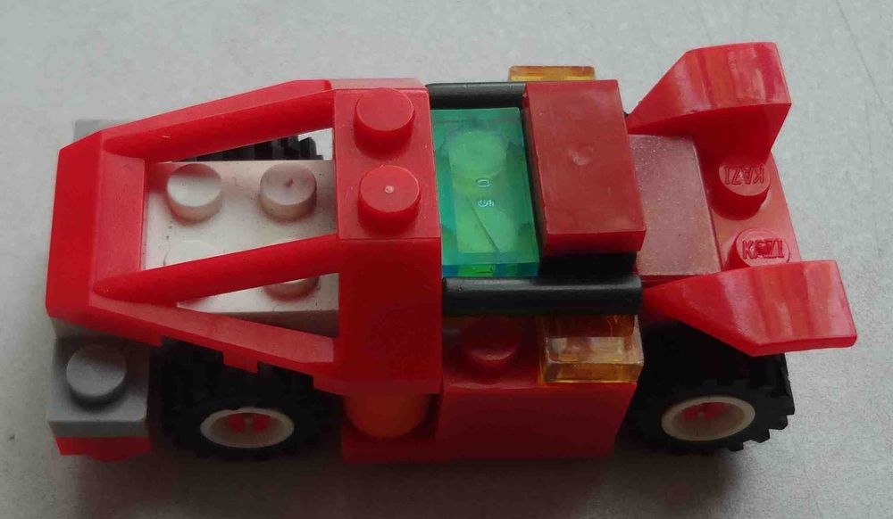 Красная гоночная машина LEGO