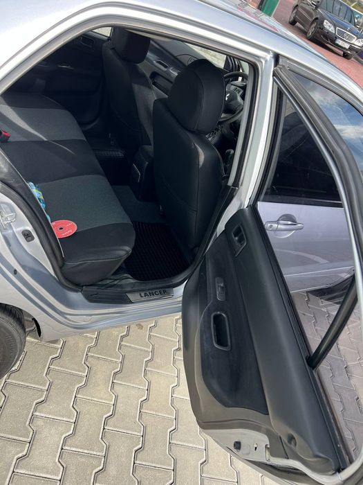 Mitsubishi lancer