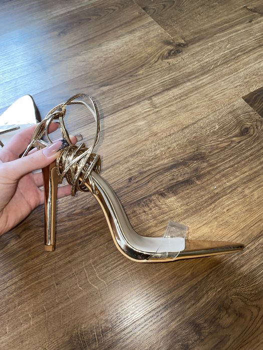 Шикарні босоніжки