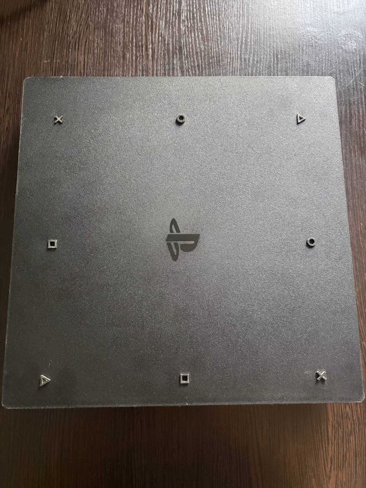 PS4 PRO 1 TB + 2 джойстика + рідна коробка з документацією та чеком