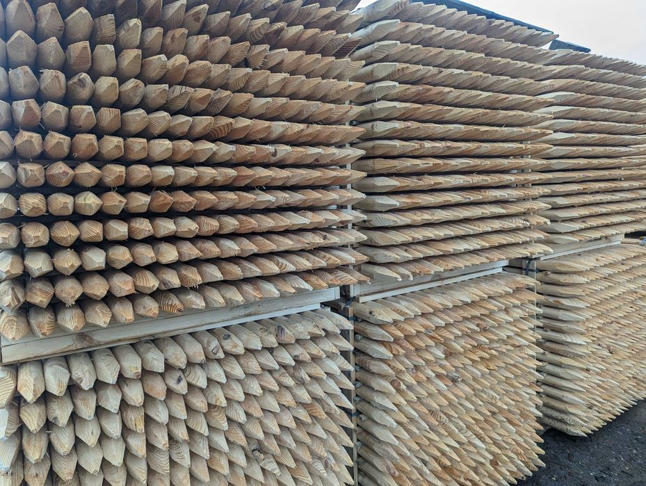 Paliki drewniane, słupki, tyczki, kołki, łączniki.
