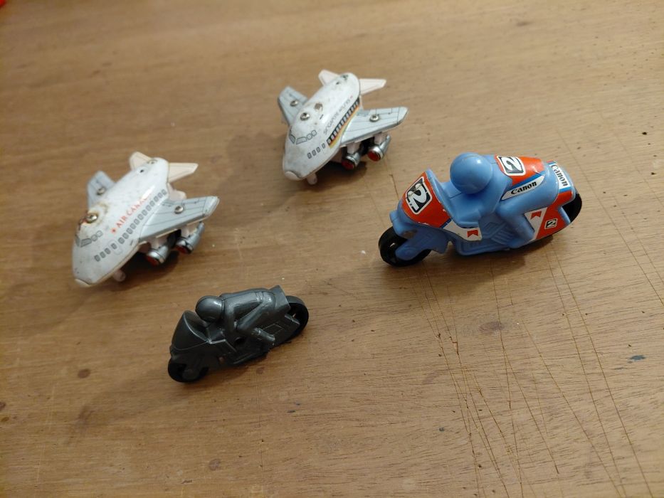 Lote de antigos brindes motas e aviões