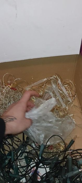 продам коробку с гирляндами( разными) есть обзор на youtube