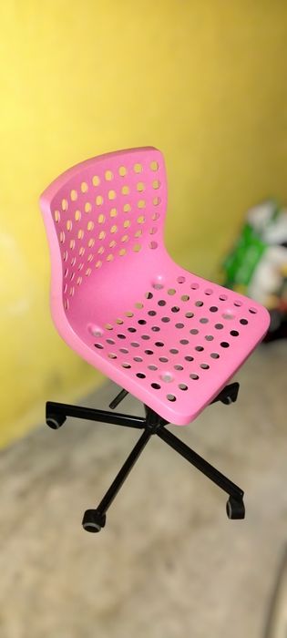 Cadeira de Escritório Rosa Giratória com Rodas – Bom Estado