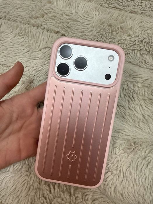 Rimowa  17 pro max