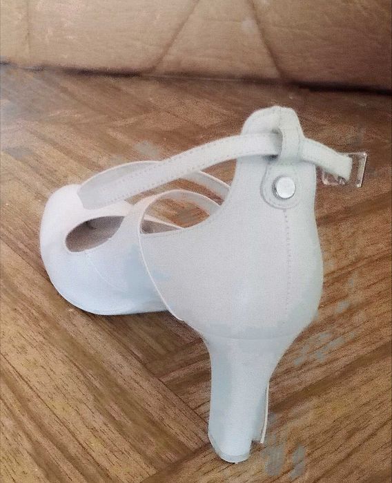 Buty białe ślubne wiązane