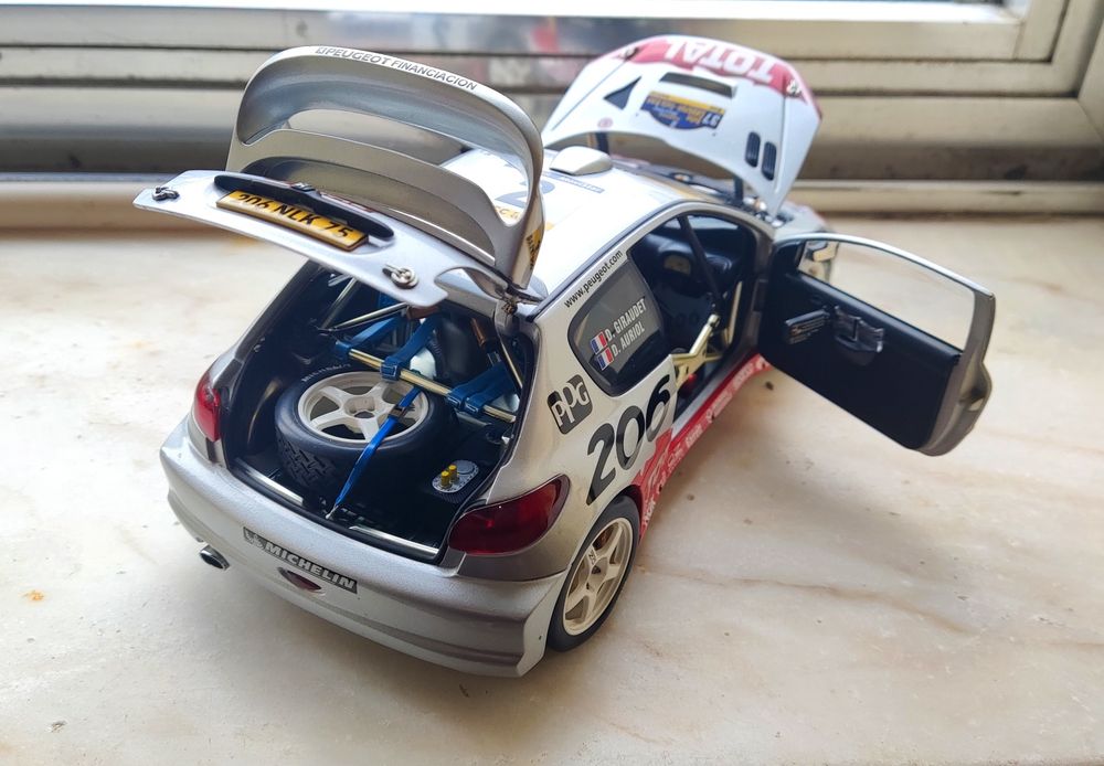 Miniatura 1/18 AutoArt Peugeot 206 WRC