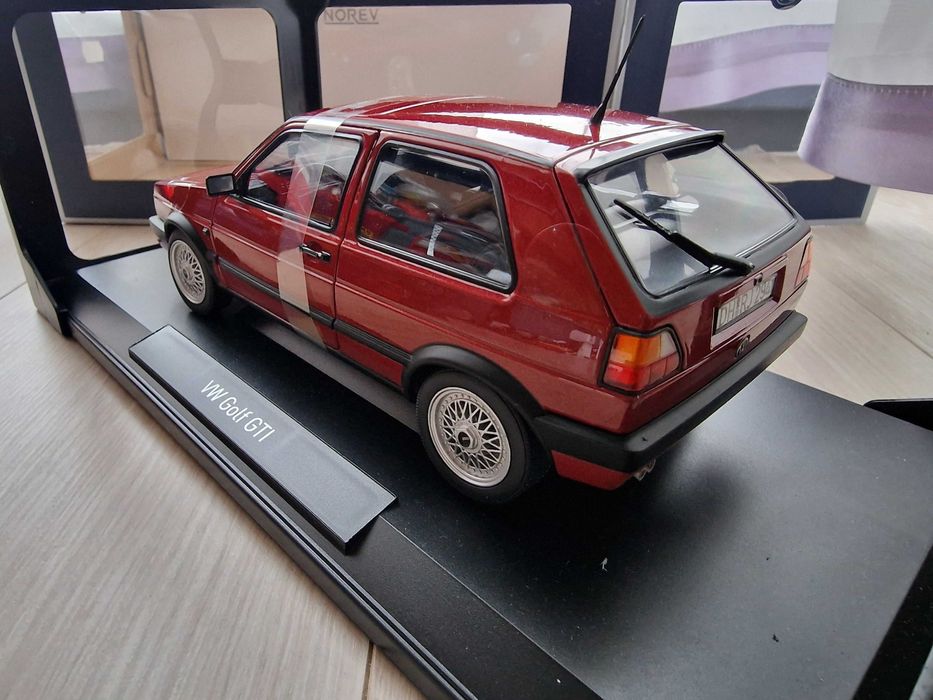 Model VOLKSWAGEN Golf GTI 1990r RED metalic 1:18