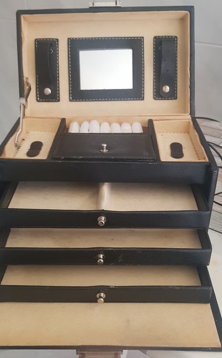 Guarda Joias em pele  precisa de restauro divisória dos aneis..