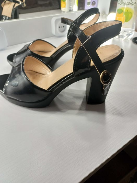 Продам туфлі, босоніжки