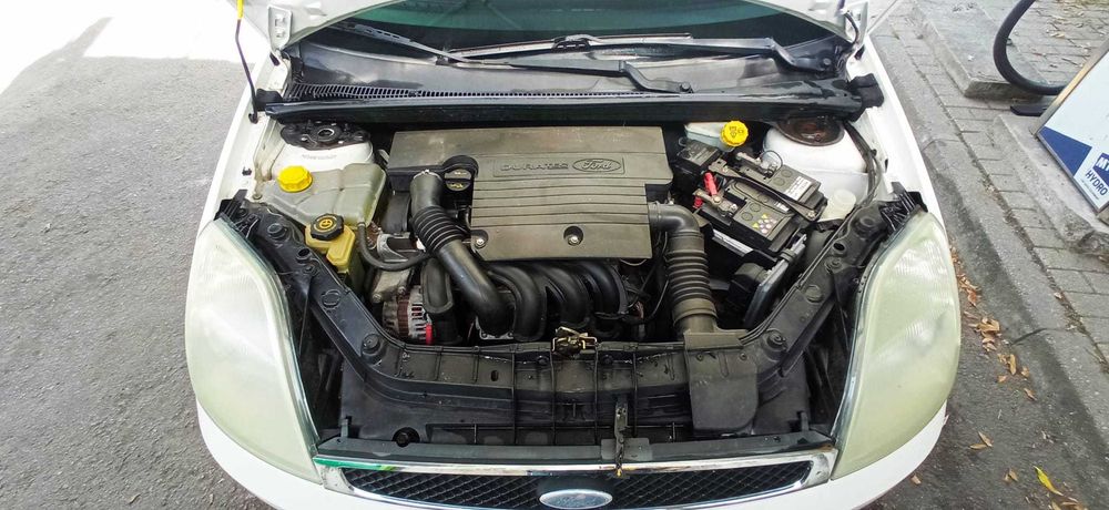 Fiesta 1.4, 2002, 200.000km. Motivo da venda: mudança de país
