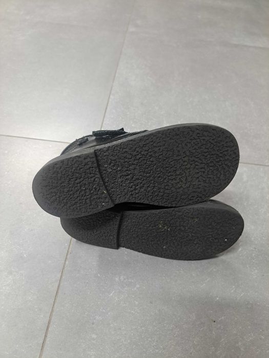Bota preta menina