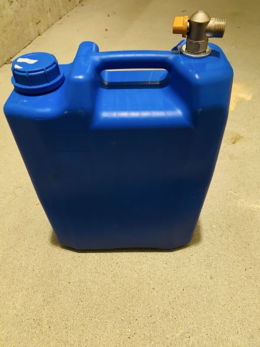 Banka na wode z kranikiem 10 litrow.
