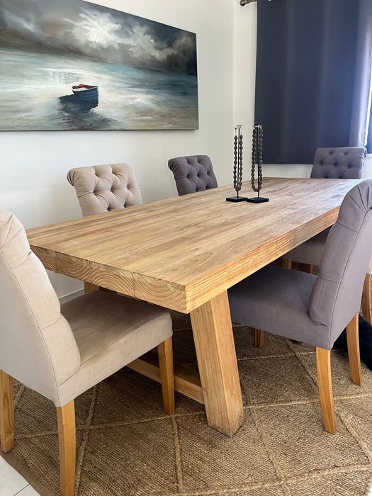 Solid wood dining table in excellent condition