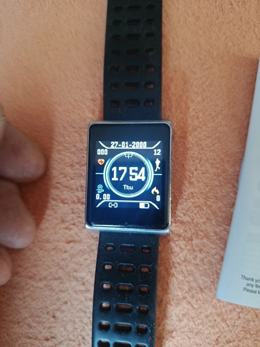 Два фітнес-браслети Xiaomi Smart Band 8 та китайський. 


Це фітнес-бр