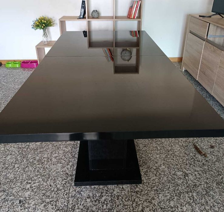 Mesa preta com cadeiras