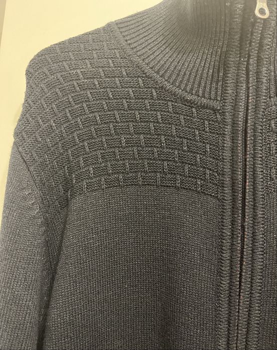 Kardigan sweter zapinany na suwak z kieszeniami