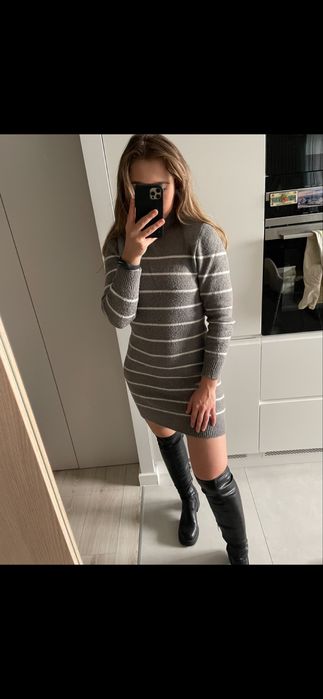 Szara sweterkowa sukienka w paski jesienna zimowa