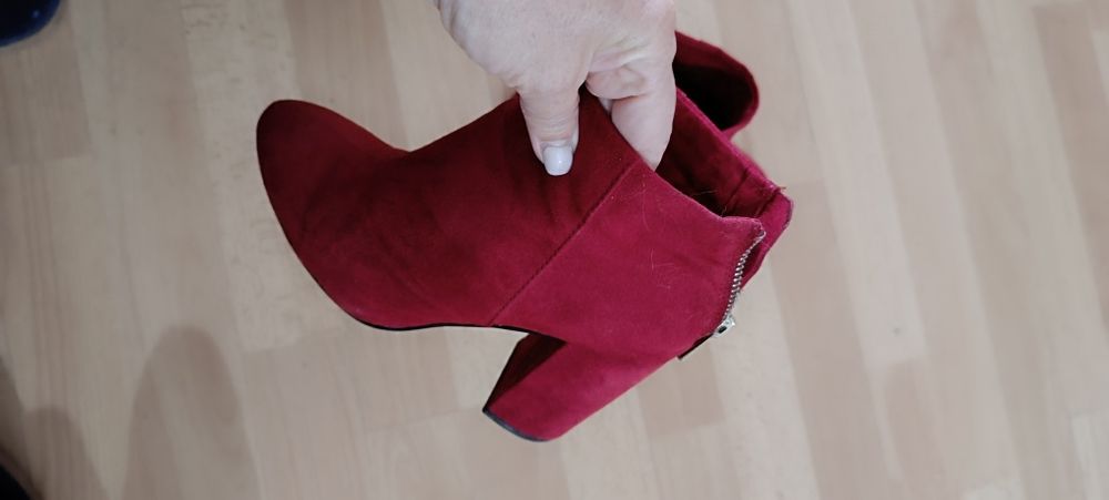Botas de camurça vermelha tamanho 35. Usadas.