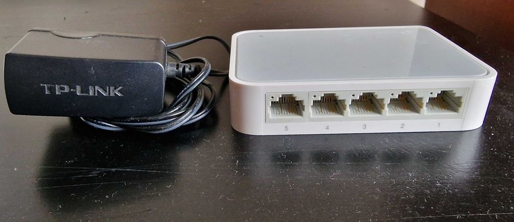 TP-Link 5-Port Hub in Brand-New Condition64550965624323120