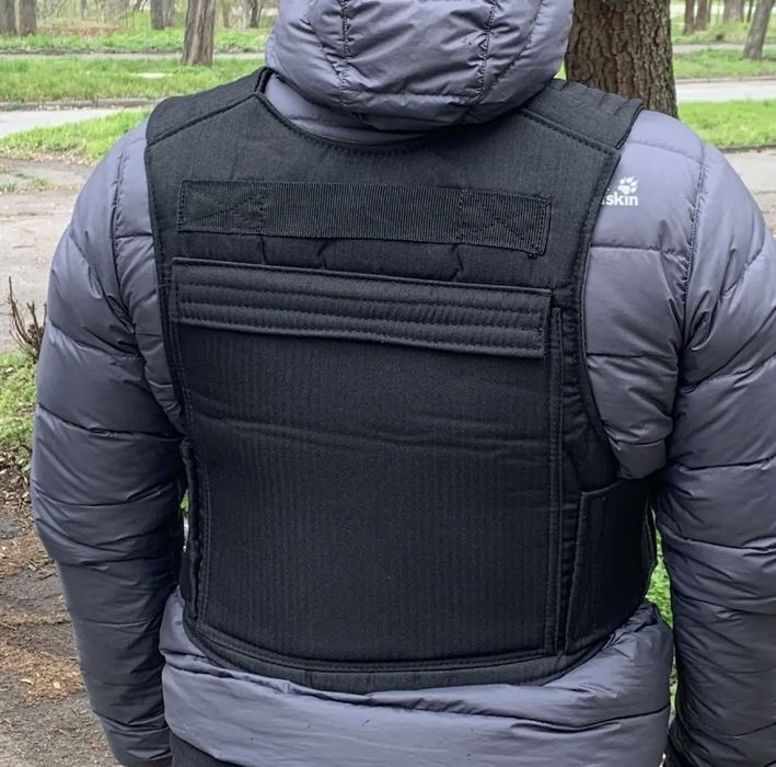 Плитоноска / броник / тактичний жилет з трьома кишенями під магазини.