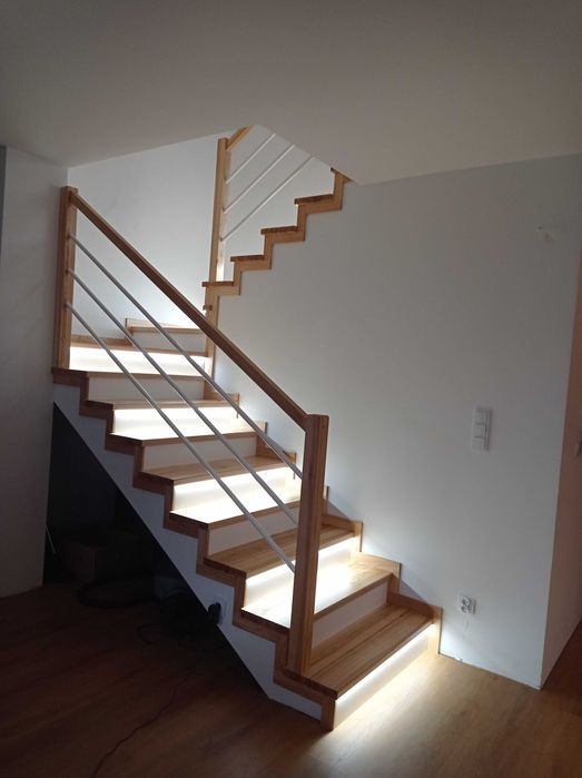 Schody drewniane z litego drewna